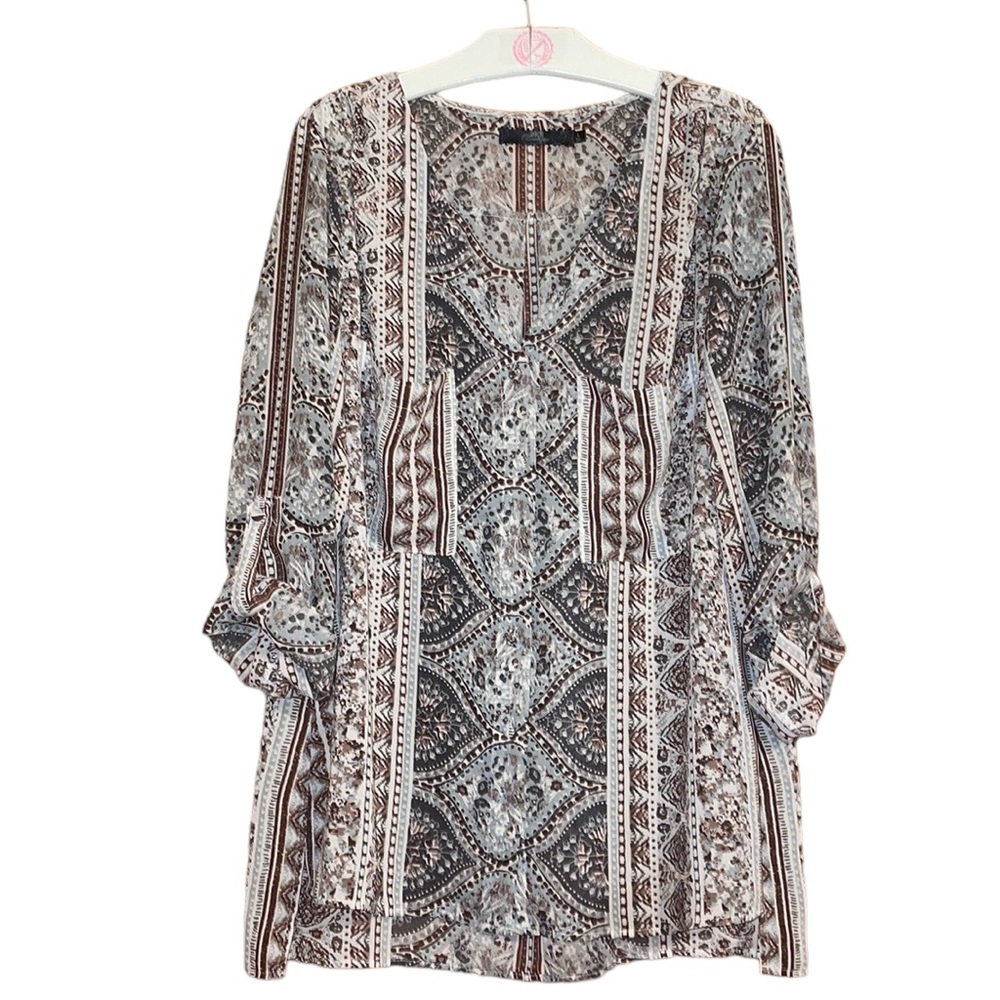 •BKE•PAISLEY MULTI COLORED BUTTON DOWN VNECK CONVERTIBLE SLEEVES TOP SIZE LARGE